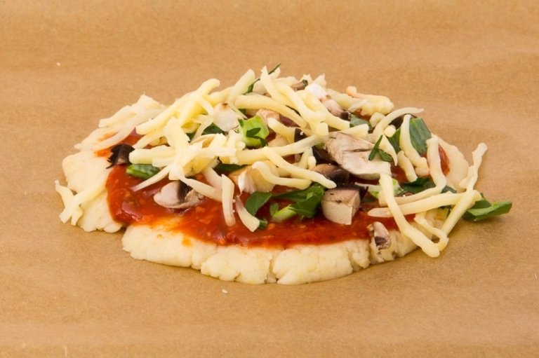 Pizza met saus proteïne dieet