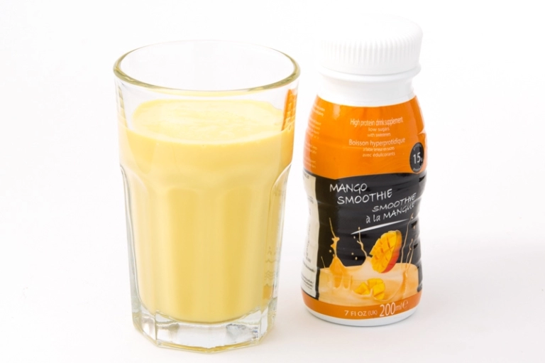 Smoothie mango drank flesje proteïne dieet
